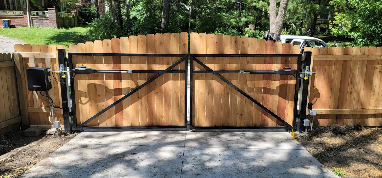 a photo of a wooden electric gate in kansas city